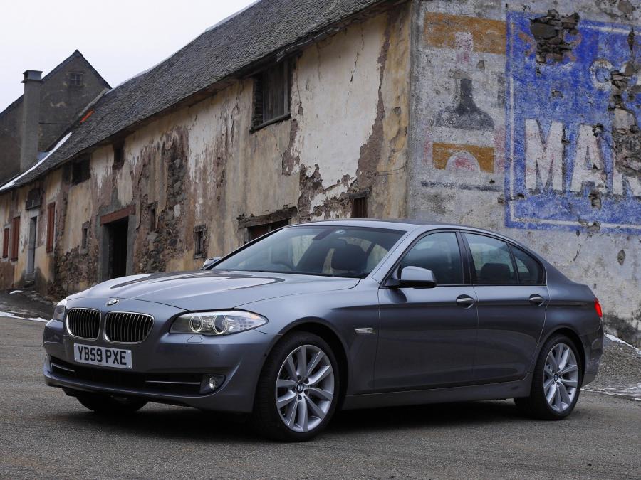  BMW 535i Sedan 2010 года  (UK) (фото 10 из 16)